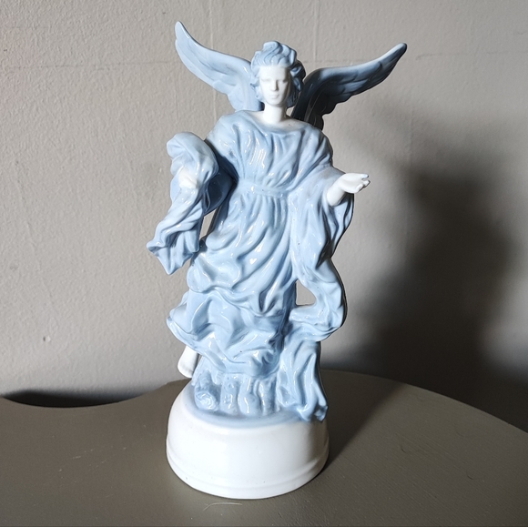 Eda Mann Porcelain Musical Sculpture - Plays Hark the Herald Angels Sing EUC - Picture 1 of 9